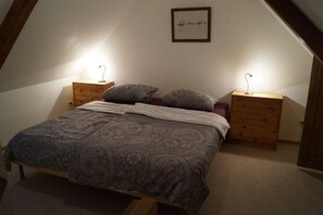 A bedroom with a bed, two nightstands, and a framed picture on the wall. - Dorotheenhof (St. Peter-Ording)