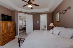 2 bedrooms, iron/ironing board, travel cot, WiFi - Silver Dollar City Condo w/ Forest & Coaster Views (Branson)