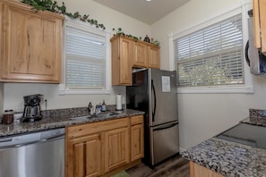 Fridge, microwave, oven, stovetop - Silver Dollar City Condo w/ Forest & Coaster Views (Branson)