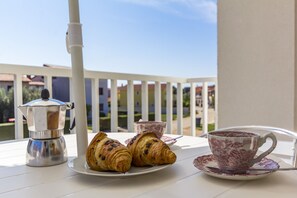 Outdoor dining - Apartment 1859/22676 (Istria - Valbandon), 800m from the beach (Valbandon)