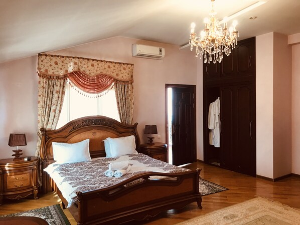 Suite | Blackout drapes, iron/ironing board, free WiFi