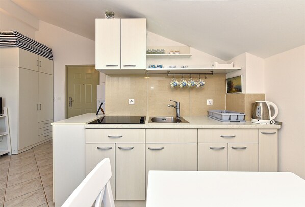 Fridge, stovetop, coffee/tea maker, cookware/dishes/utensils - Apartment 1860/22683 (Istria - Medulin), 1500m from the beach (Medulin)