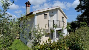 A two-story house with a balcony, surrounded by greenery. - Apartment 1860/22683 (Istria - Medulin), 1500m from the beach (Medulin)