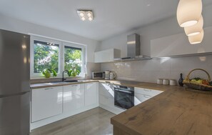 Fridge, microwave, oven, stovetop - Villa 1863/22758 (Istria - Poreč), 350m from the beach (Porec)