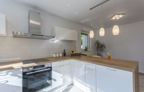 Kylskåp, mikrovågsugn, ugn och spishäll