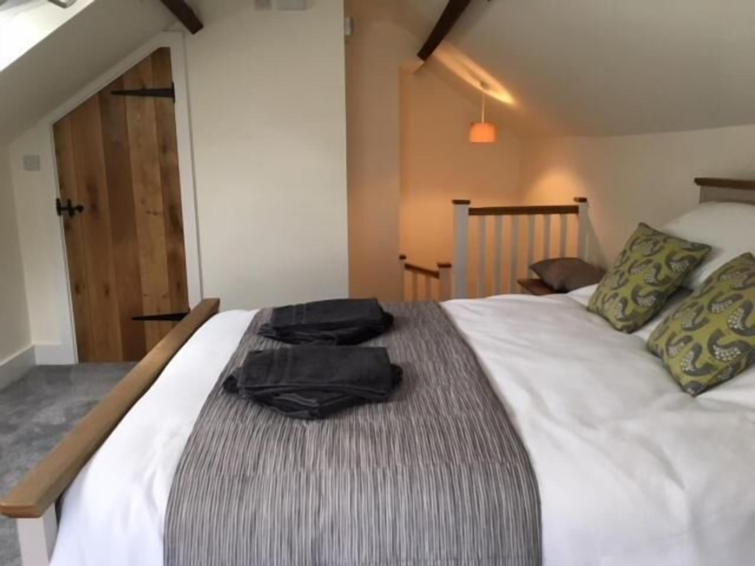 Egyptian cotton sheets, premium bedding, soundproofing