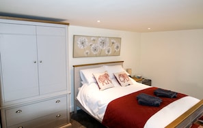 Deluxe Double Room (Ground Floor) | Egyptian cotton sheets, premium bedding, soundproofing - The Cricketers (Petworth)