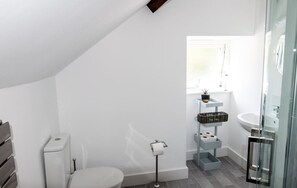 Dobbeltrom – deluxe | Bad | Dusj, toalettartikler (inkludert), hårføner og håndklær