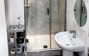 Deluxe Double Room (Ground Floor) | Bathroom | Shower, free toiletries, hair dryer, towels - The Cricketers (Petworth)