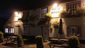 Depan hartanah - siang/malam