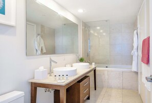 Combined shower/bathtub, hair dryer, towels