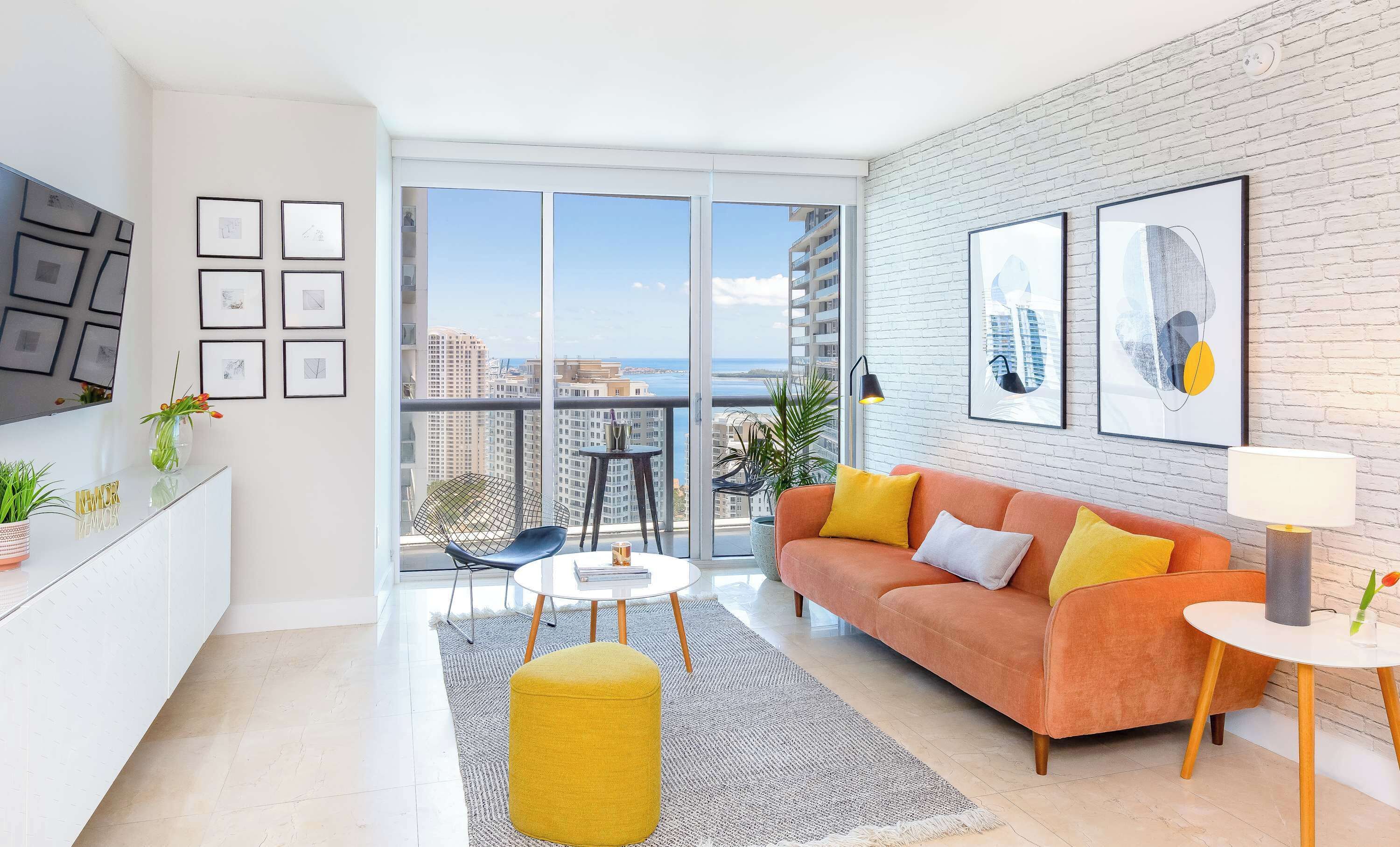 Télévision LED, services de streaming, espaces bureaux