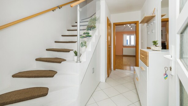 A staircase with cat trees and plants, leading to a room with a window and a radiator. - Apartment 1873/23021 (Istria - Pula), 3000m from the beach (Pula)