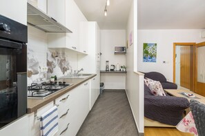 Køleskab, mikrobølgeovn, ovn, kogeplade