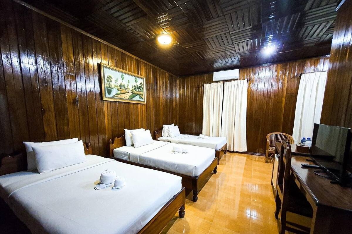 Pillowtop beds, desk