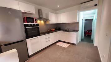 Frigorifero, microonde, forno, piano cottura