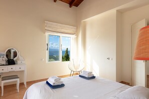 5 bedrooms, iron/ironing board, travel crib, internet