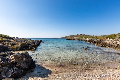 100m d'une crique et à distance de marche de deux plages 