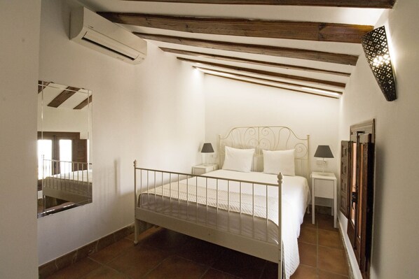 Hypo-allergenic bedding available, in-room safe, soundproofing