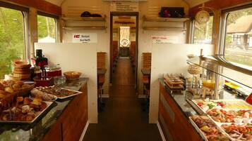 Bữa sáng kiểu Âu hàng ngày (12 EUR/mỗi người)