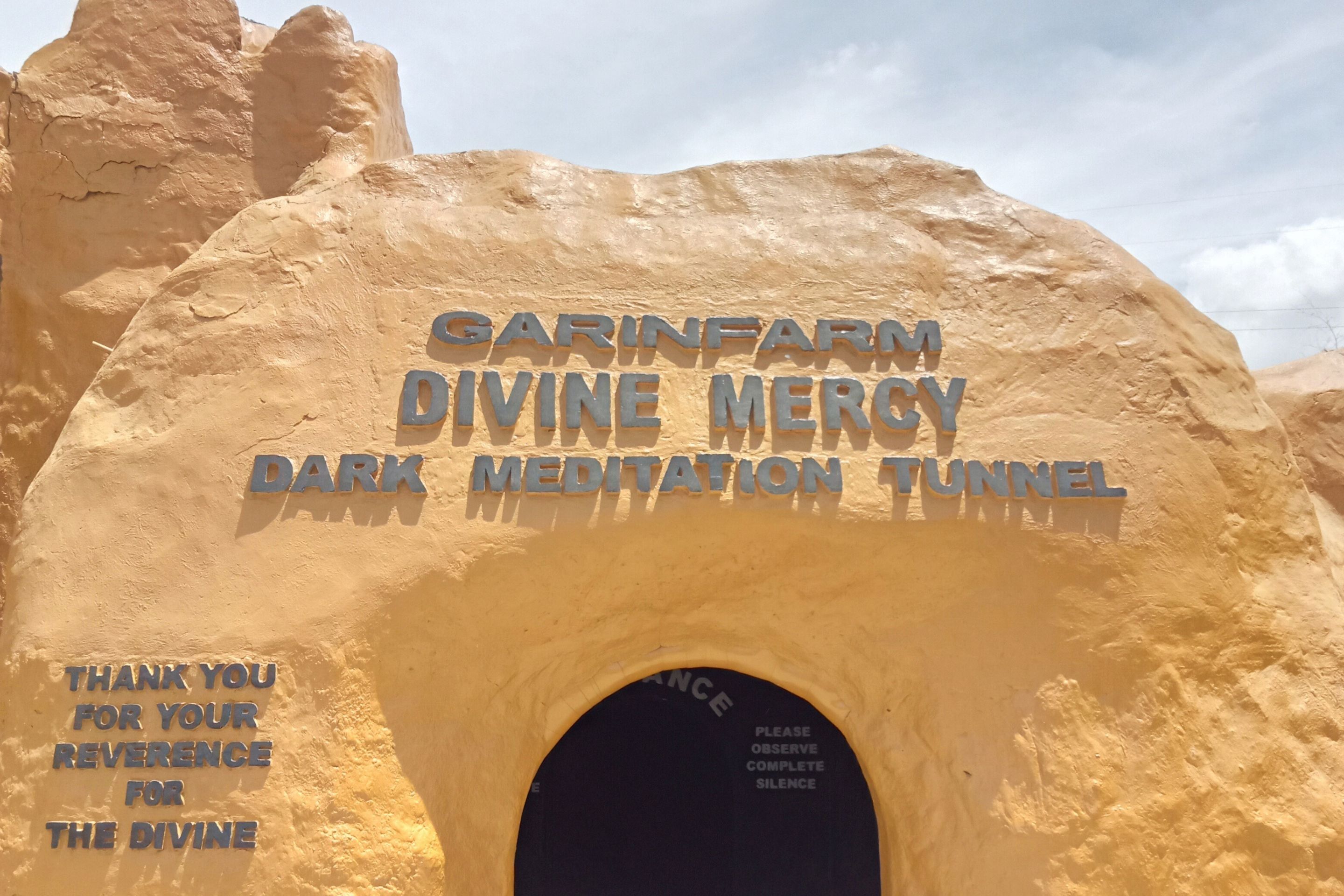 Schild für den Carinfarm Divine Mercy Dunklen Meditationsgang mit der Botschaft, Besucher für ihre Ehrfurcht zu danken.