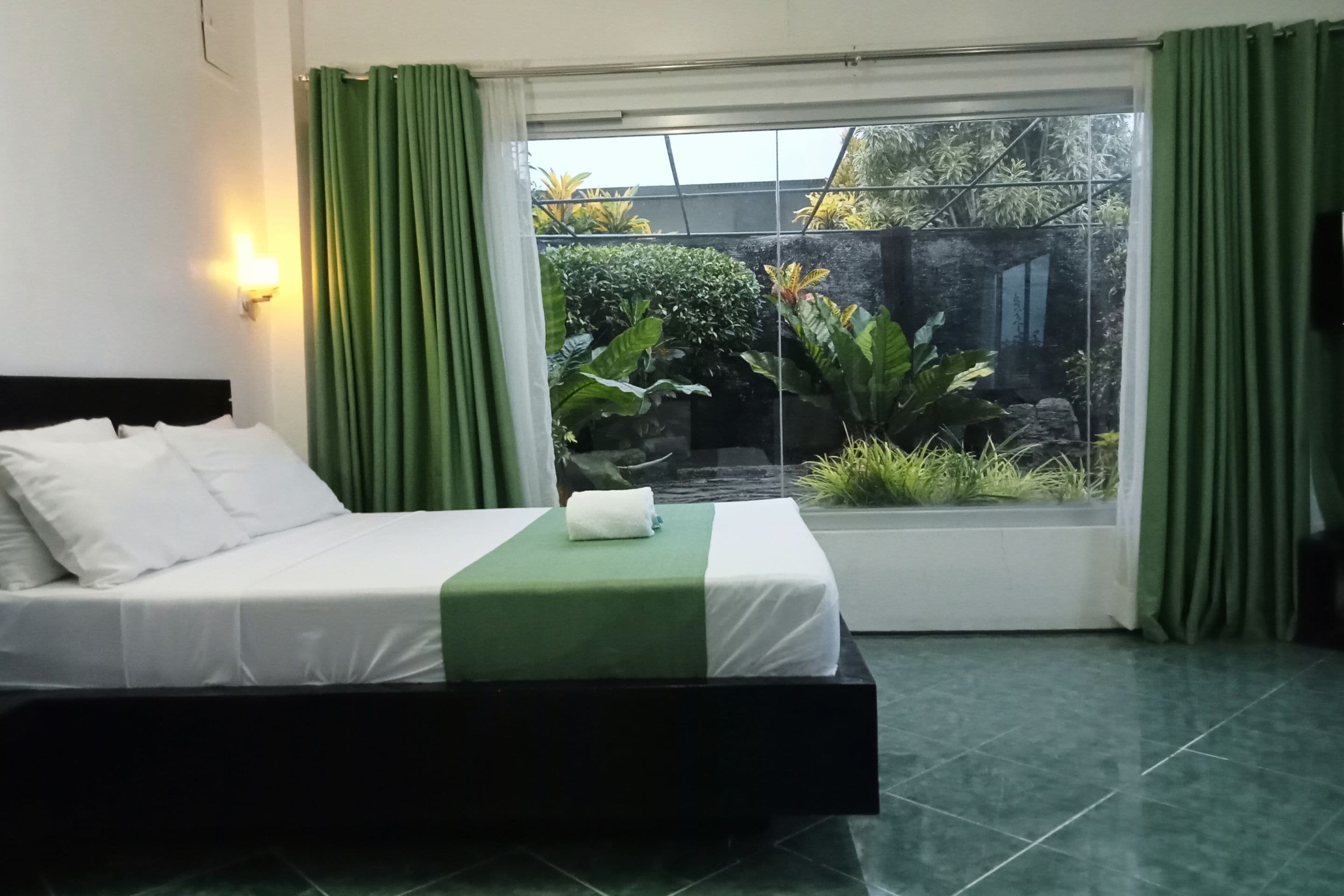 Desk, rollaway beds, bed sheets