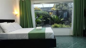 Desk, rollaway beds, bed sheets