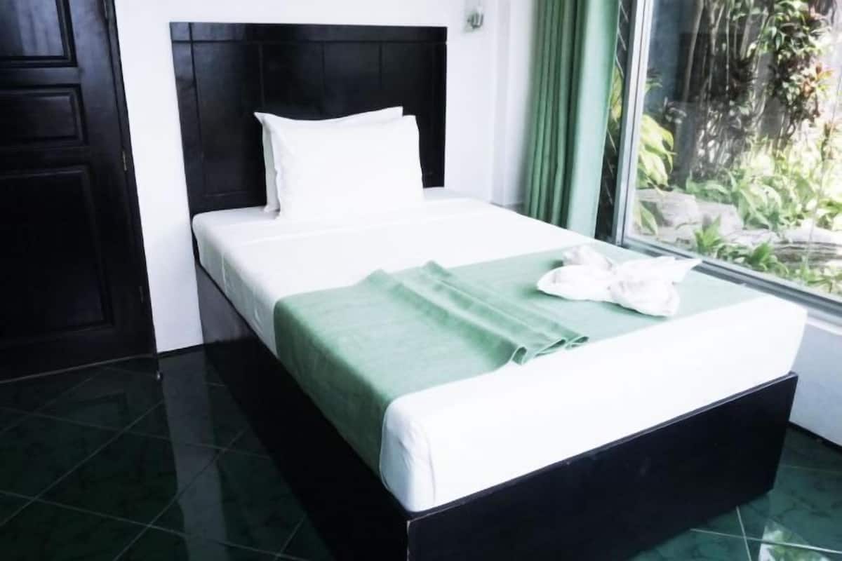 Escritorio, camas extra y ropa de cama
