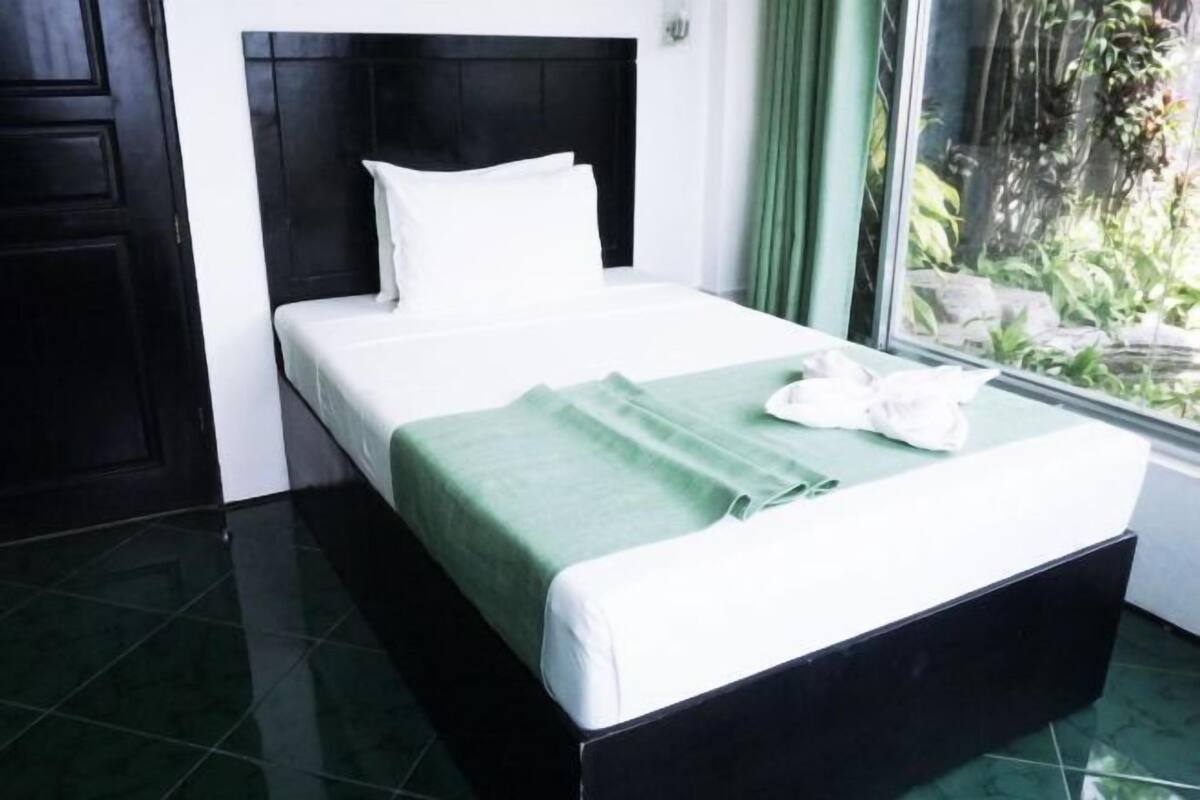 Escritorio, camas extra y ropa de cama