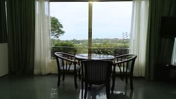 Family Room | Desk, rollaway beds, bed sheets