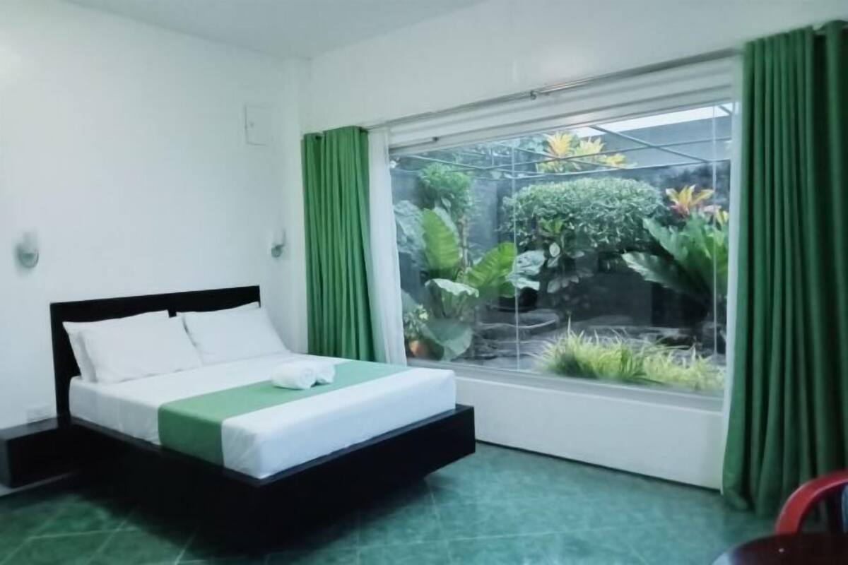 Escritorio, camas extra y ropa de cama