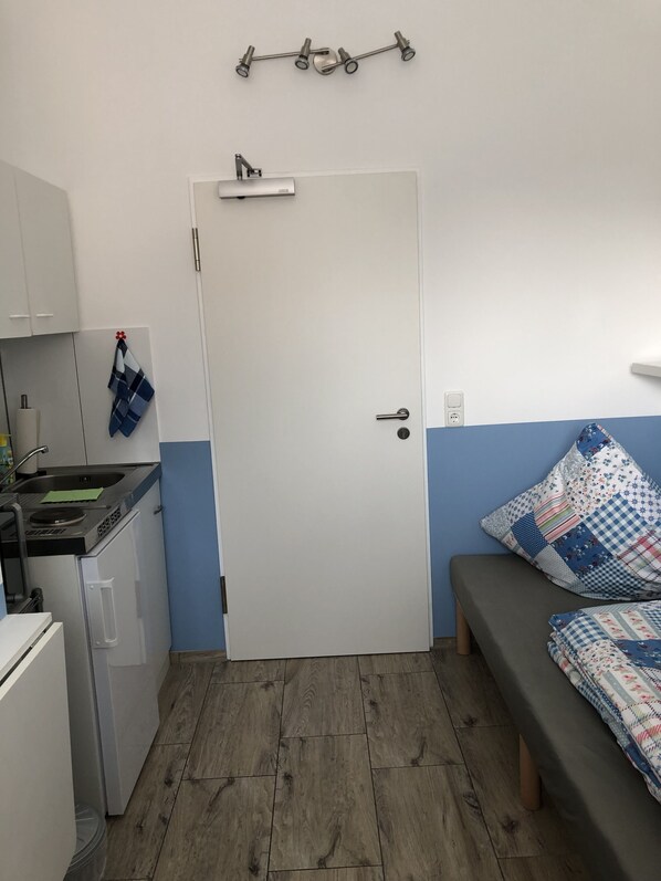 Single Room, Courtyard View | Private kitchenette