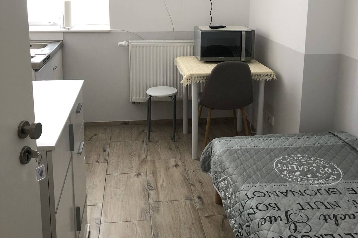 Single Room, Corner | Laptop workspace, WiFi (free), individually furnished, bed sheets