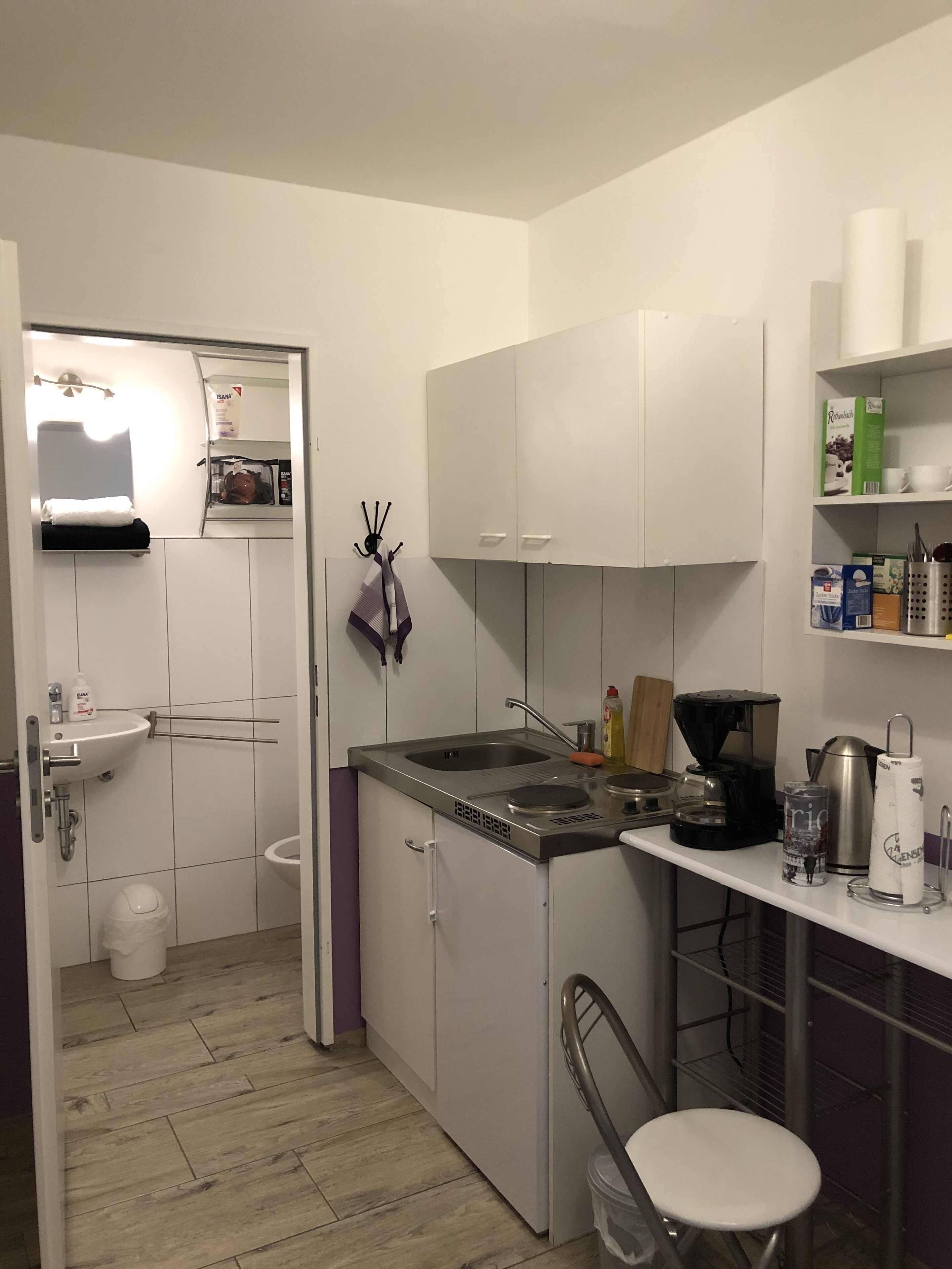 Kamar Single, dapur kecil | Dapur kecil pribadi | Lemari es, microwave, kompor, dan mesin pembuat kopi/teh