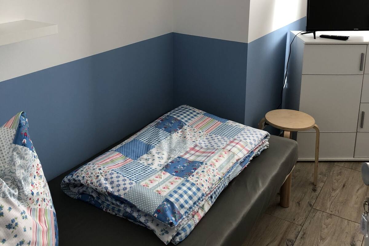 Single Room, Courtyard View | Laptop workspace, WiFi (free), individually furnished, bed sheets
