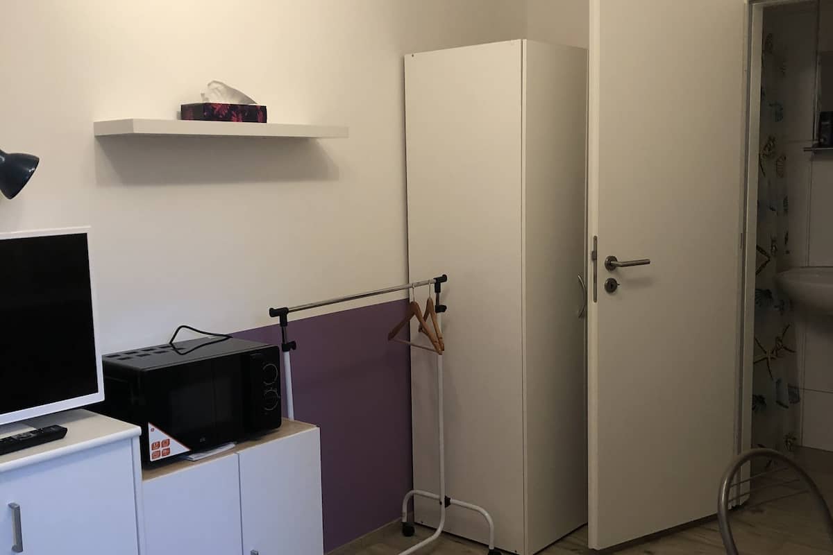 Single Room, Kitchenette | Living area | 80-cm flat-screen TV with satellite channels, Smart TV