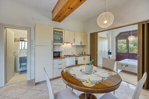 Fridge, oven, stovetop, coffee/tea maker