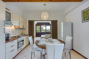 Fridge, oven, stovetop, coffee/tea maker