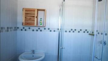 Deluxe Double Room (Mozambique) | Bathroom