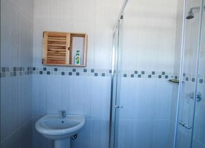 Deluxe-dobbeltværelse (Mozambique) | Badeværelse | Brusehoved med spredningseffekt, gratis toiletartikler, håndklæder, Sæbe
