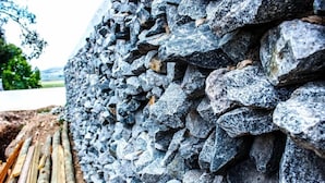 A stone wall with irregularly shaped stones stacked in a staggered pattern. - Lawu Le Ngwenya Guest House (Motshane)