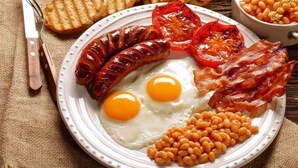 A plate of breakfast food including sausages, eggs, bacon, tomatoes, and beans. - Lawu Le Ngwenya Guest House (Motshane)