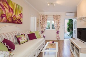 Appartement, 1 chambre | Salle de séjour | Télévision à écran plat