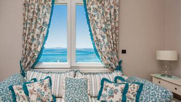 Panoramic Apartment, 1 Bedroom, Sea View | Living room | Flat-screen TV