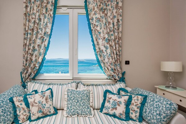 Panoramic Apartment, 1 Bedroom, Sea View | Living room | Flat-screen TV