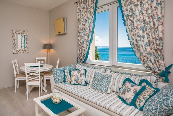 Appartement Panoramique, 1 chambre, vue mer | Salle de séjour | Télévision à écran plat