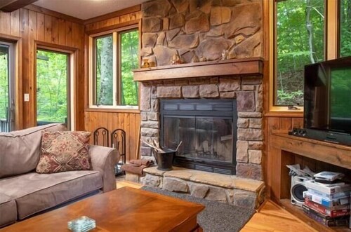 Ihana Creekside Koti! 4 bd! Poreamme! 2 takkaa! Lemmikkiyst��vällinen!