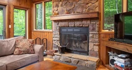 Ihana Creekside Koti! 4 bd! Poreamme! 2 takkaa! Lemmikkiyst��vällinen!