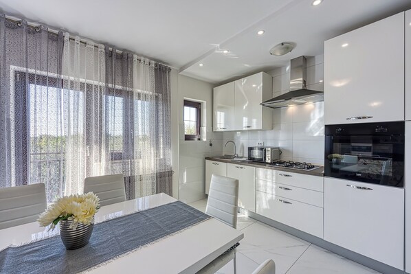 Fridge, oven, stovetop, dishwasher