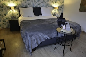 Comfort-Doppelzimmer zur Einzelnutzung | Hochwertige Bettwaren, individuell dekoriert, Schreibtisch